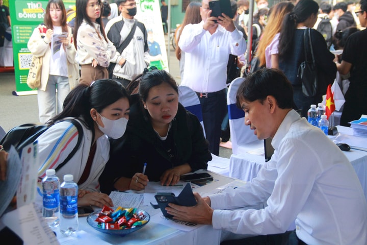TP.HCM hỗ trợ 100% phí khám sức khỏe hoàn thiện hồ sơ xin việc cho lao động trẻ
