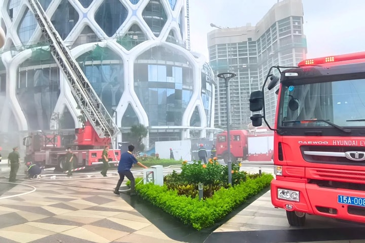 Diễn tập chữa cháy tại tòa nhà cao tầng