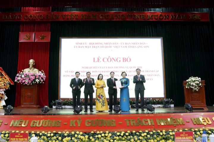 Lạng Sơn: Trao quyết định công bố về việc sắp xếp đơn vị hành chính cấp xã