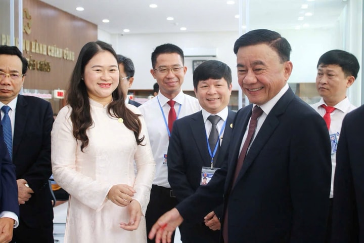 Thường trực Ban Bí thư Trần Cẩm Tú thăm Trung tâm Hành chính công phường Hải Châu