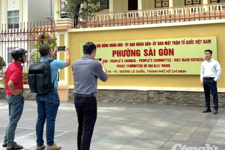 Đường phố TP.HCM rực rỡ cờ hoa, người dân thích thú check-in với bảng tên phường mới