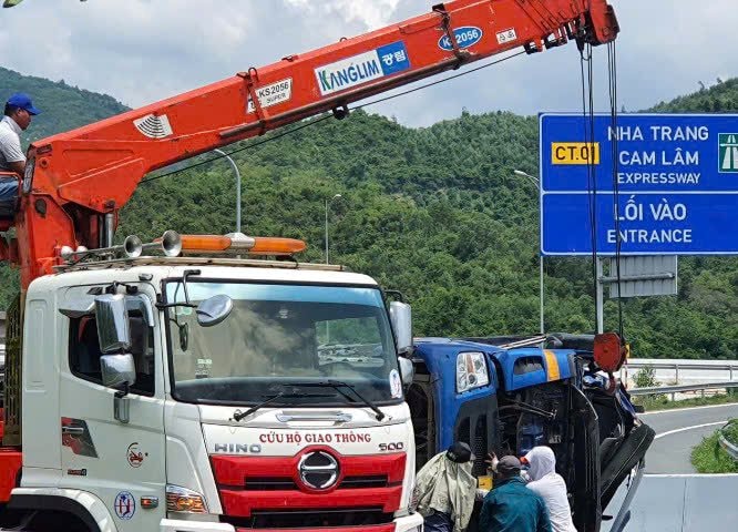 Xe tải lật trên đường dẫn cao tốc, 2 người tử vong