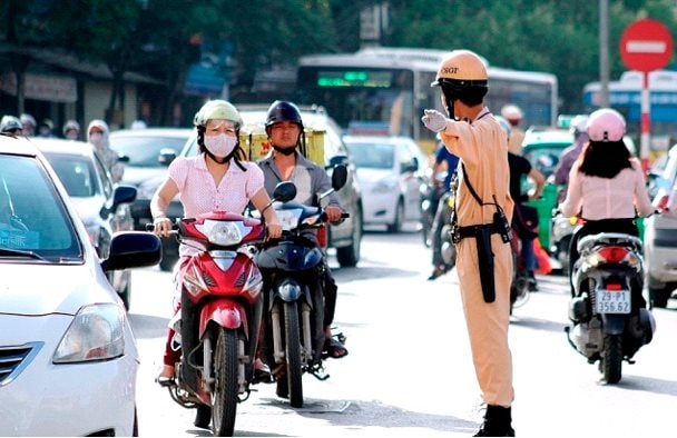 Người vi phạm giao thông tấn công lực lượng chức năng: Nhìn từ góc độ pháp luật