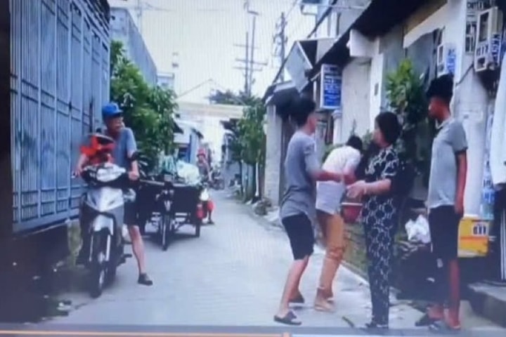 Tài xế ô tô ở TP.HCM bị đánh phải nhập viện