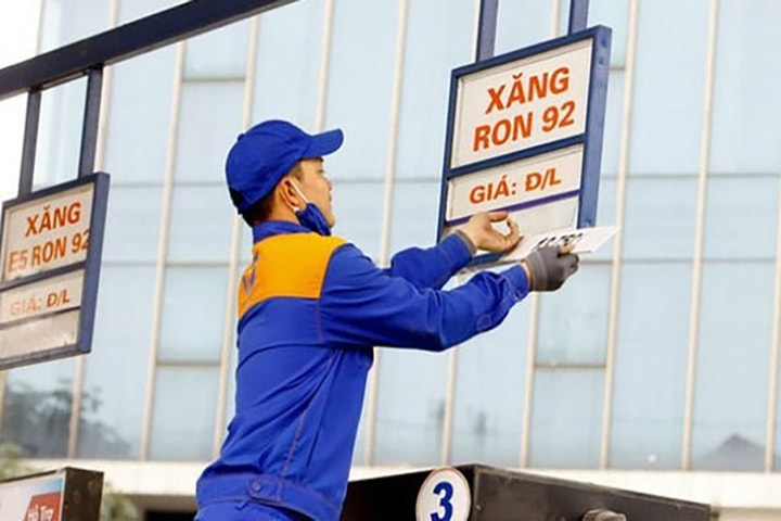 Giá xăng RON 95 giảm 1.210 đồng/lít