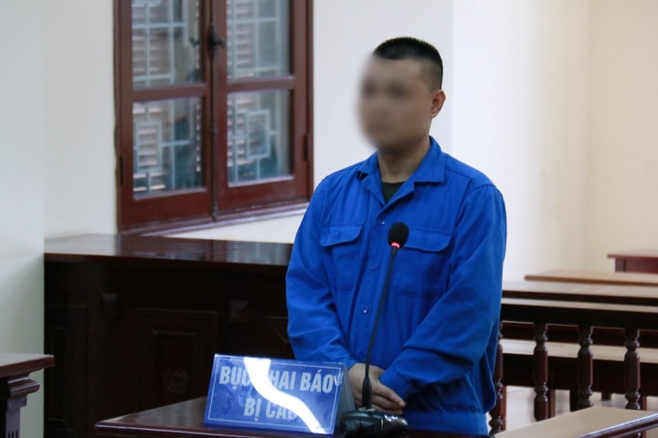 Lĩnh 15 tháng tù vì trộm iPhone tại quán điện tử