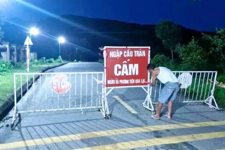 Một phụ nữ bị nước lũ cuốn trôi khi vượt cầu tràn Thạch Nham