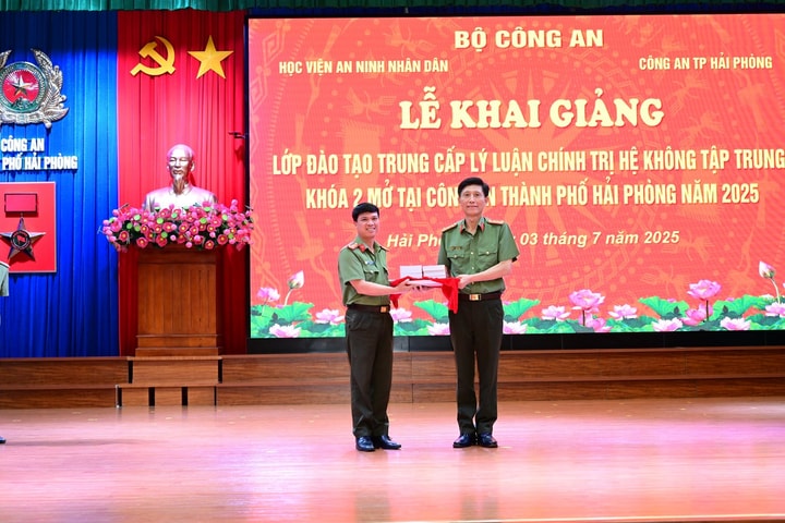 Khai giảng lớp trung cấp lý luận chính trị cho 157 cán bộ công an