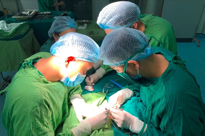 Cứu sống bé trai sinh non bị thủng dạ dày nguy kịch