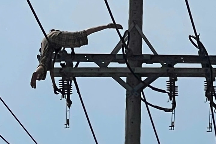 TP.HCM: Người phụ nữ leo lên dây điện nằm rồi rơi xuống đất