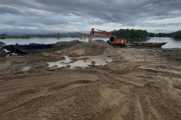 Liên tiếp phát hiện, bắt giữ nhiều vụ khai thác cát trái phép trên sông Kiến Giang