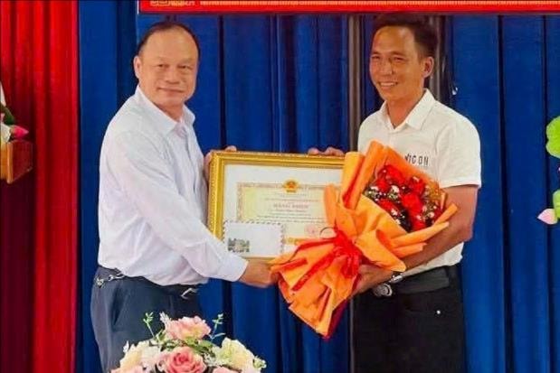 Trao Bằng khen cho người dân dùng drone cứu 2 em nhỏ