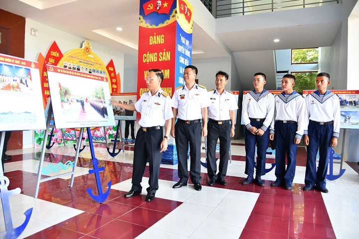 Trưng bày ảnh “Tự hào người chiến sĩ Hải quân”