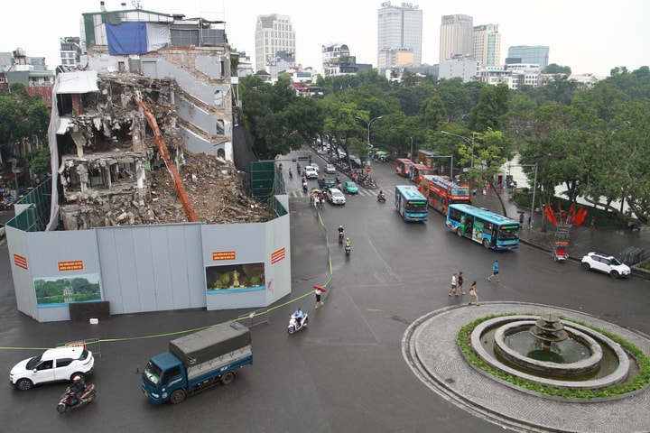 Cận cảnh tòa nhà Hàm Cá mập đang được phá dỡ