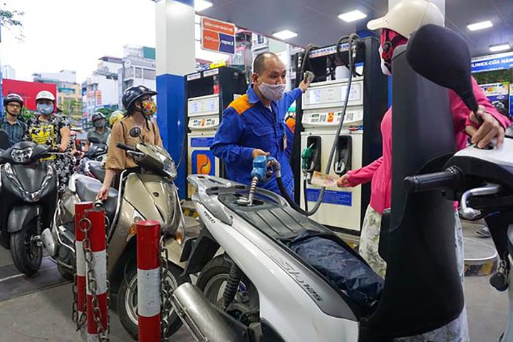 Giá xăng dầu đồng loạt giảm, về dưới 20.000 đồng/lít