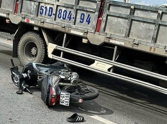 Va chạm với xe tải, thanh niên đi xe máy tử vong