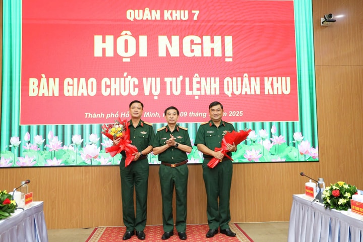 Trung tướng Nguyễn Trường Thắng bàn giao chức vụ Tư lệnh Quân khu 7