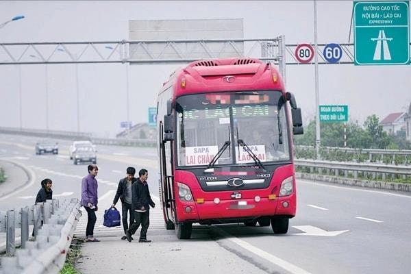 Hiểm họa khôn lường từ hành vi đón, trả khách trên cao tốc