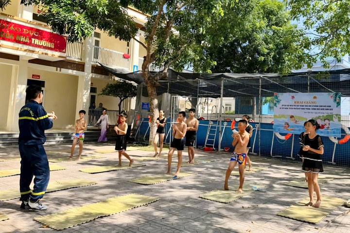 Mở lớp học bơi miễn phí cho trẻ em có hoàn khó khăn