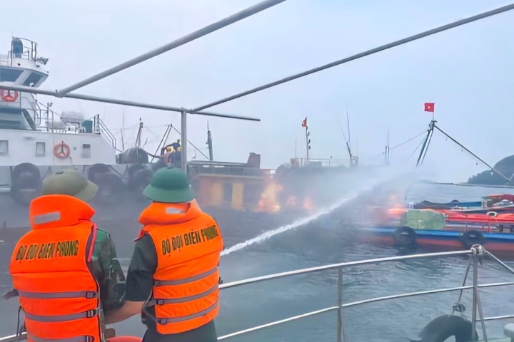 Tàu vận chuyển nước ngọt cháy ngùn ngụt ngoài biển