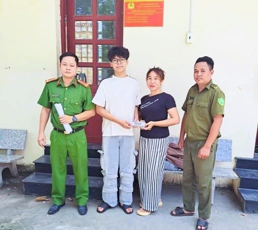 Nhặt được 37 triệu đồng, nam sinh nhờ công an tìm lại người đánh rơi