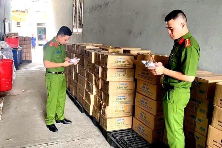 Triệt phá đường dây sản xuất, buôn bán cồn y tế giả quy mô lớn