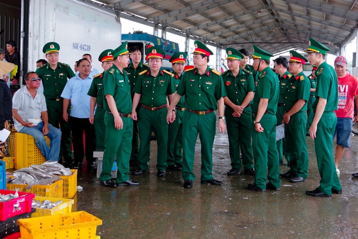 Khảo sát địa hình và kiểm tra các đơn vị biên phòng ở khu vực biên giới