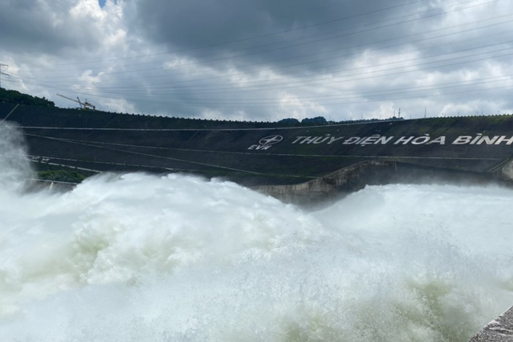 Mở tiếp cửa xả đáy hồ thủy điện Hòa Bình: Chủ động ứng phó lũ lớn, bảo đảm an toàn hạ du