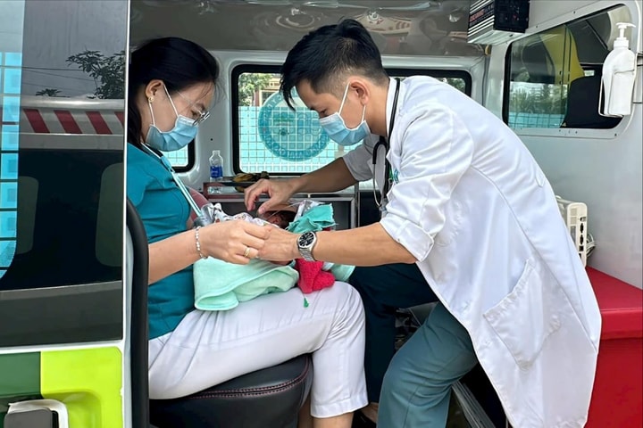 Bệnh viện ở Gia Lai cử người vượt hơn 100km cứu em bé sơ sinh người Lào