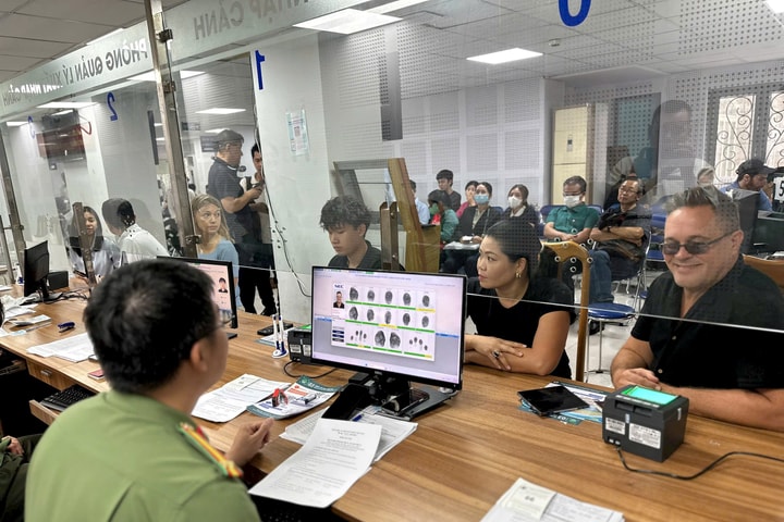 Người nước ngoài háo hức đi làm định danh điện tử mức 2