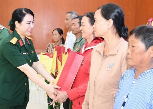 Tặng 100 suất quà cho gia đình chính sách tại tỉnh An Giang