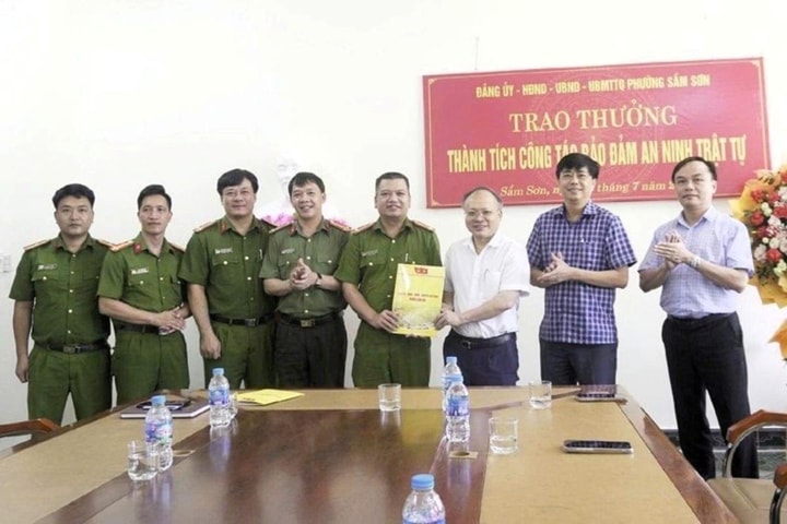 Thưởng nóng Công an phường Sầm Sơn trong vụ bắt giữ hơn 13 tấn chân gà ngâm hóa chất