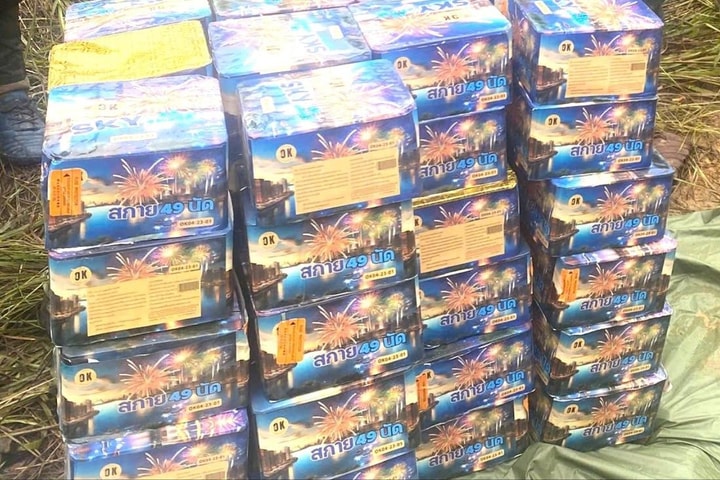 Bắt giữ hai đối tượng vận chuyển hơn 200kg pháo qua biên giới