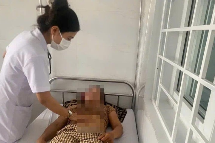 Hơn 60 người nhập viện sau khi ăn bánh mì