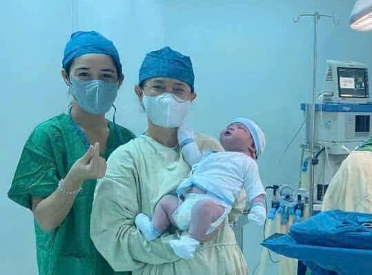 Sản phụ hạ sinh bé trai gần 6 kg