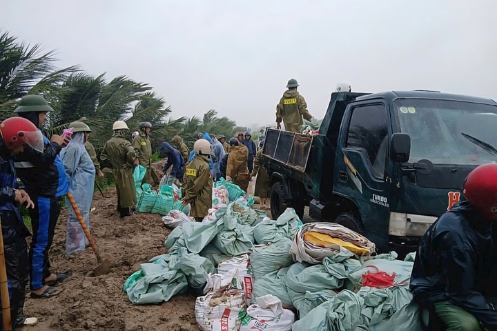 Huy động hàng trăm người xuyên đêm gia cố đê sông Cung