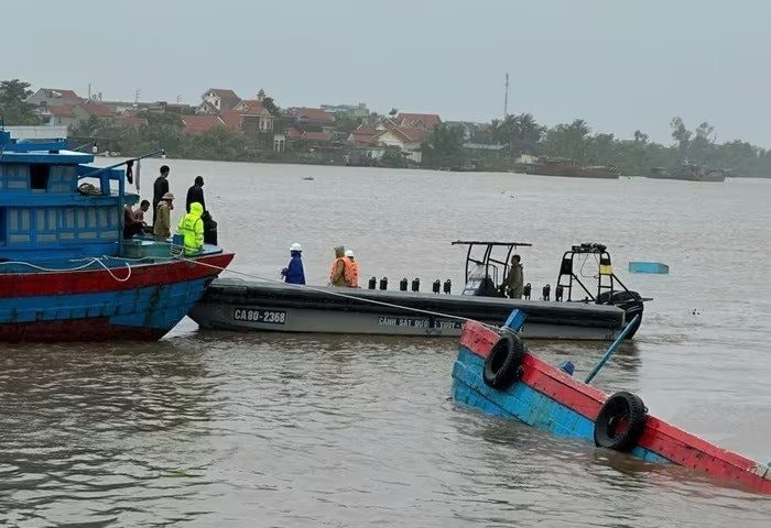 Cảnh sát Thủy đoàn 1 kịp thời cứu 9 thuyền viên gặp nạn trên sông Chanh