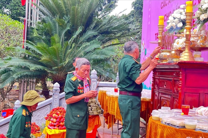 Tên các anh hóa thành bất tử