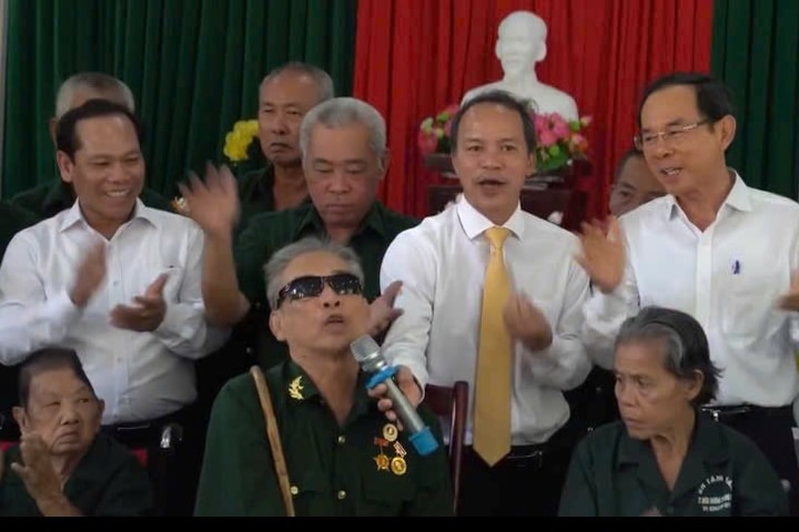 Bí thư Nguyễn Văn Nên cùng thương binh cất cao tiếng hát tri ân