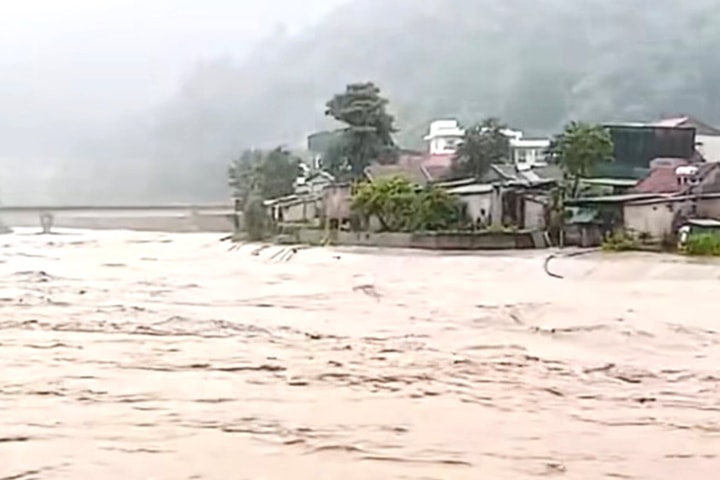 Lũ về dồn dập, người dân vùng cao Nghệ An chạy lũ trong đêm