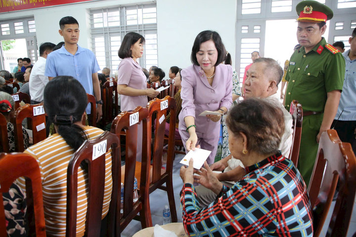 Phó Chủ tịch Quốc hội thăm, tặng quà gia đình chính sách ở Tây Ninh