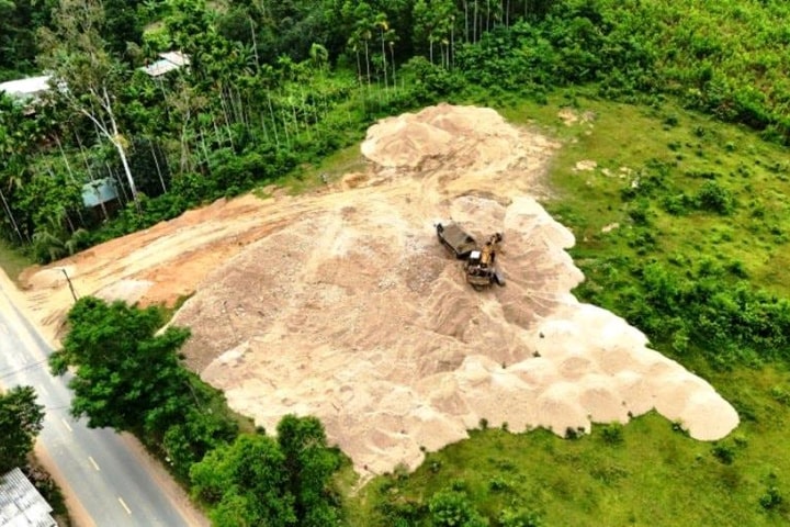 Quảng Ngãi: Bãi cát 'khủng' được tập kết trái phép dưới chân đèo Cà Đáo