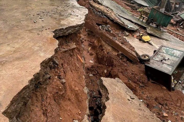 Tường rào Bến xe Đức Long đổ sập, nhiều tài sản của dân bị vùi lấp