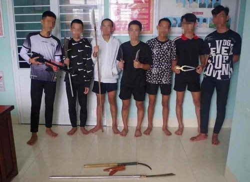 Mang 8 dao tự chế, 2 ná thun đi đánh nhau