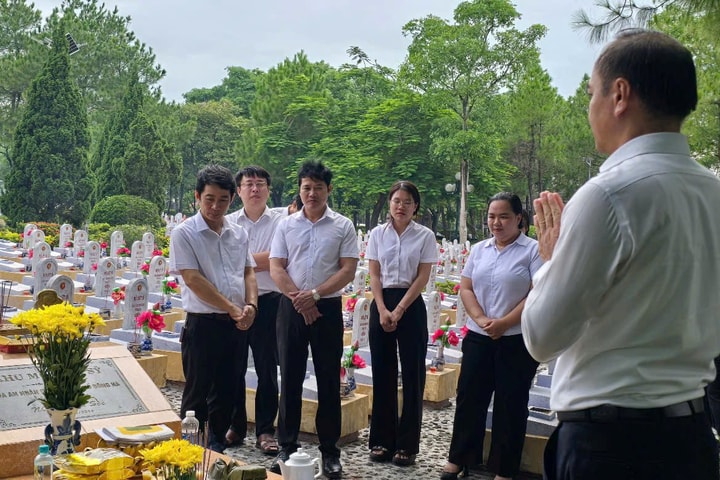 TAND Khu vực 5 – Quảng Trị  dâng hương, chăm sóc phần mộ liệt sĩ tại Nghĩa trang Quốc gia Đường 9