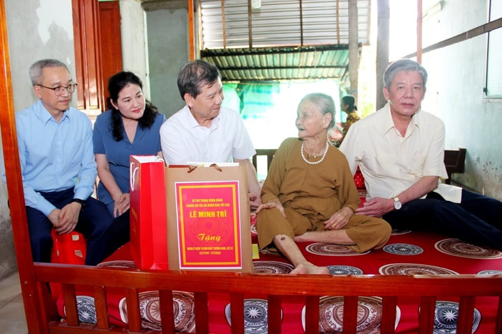 Chánh án Tòa án nhân dân tối cao Lê Minh Trí thăm, tặng quà gia đình chính sách tại tỉnh Vĩnh Long