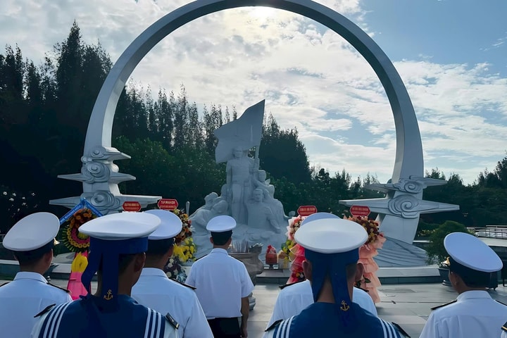 Chiến sĩ Hải quân thắp sáng ngọn lửa tri ân nơi đầu sóng, ngọn gió