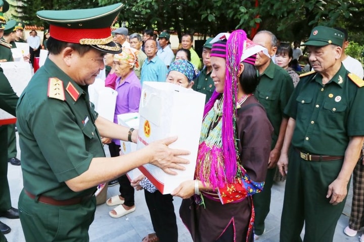 Thượng tướng Hoàng Xuân Chiến dâng hương tưởng niệm tại Khu di tích lịch sử quốc gia Pò Hèn