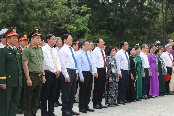 Lãnh đạo TP.HCM thắp nến tri ân ở Côn Đảo