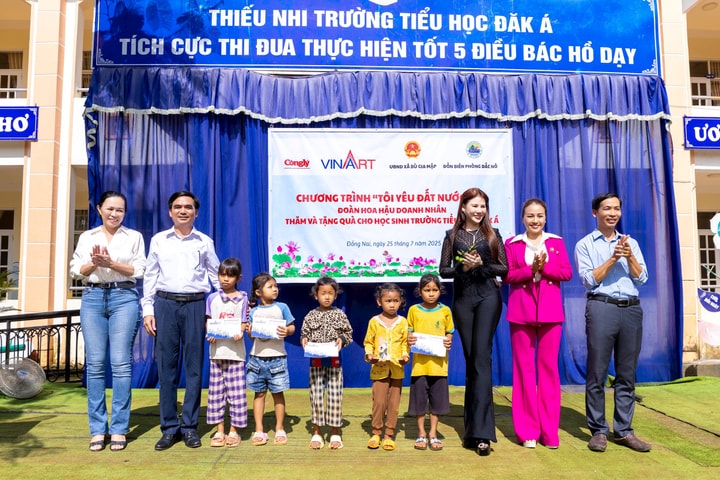 Tặng quà cho học sinh biên giới và Đồn Biên phòng Đắk Nô